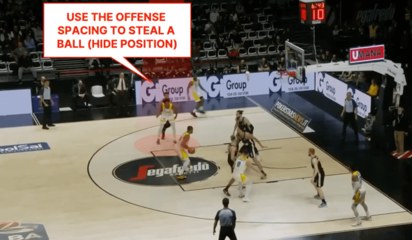 Utilizar el espacio ofensivo para robar balón en baloncesto